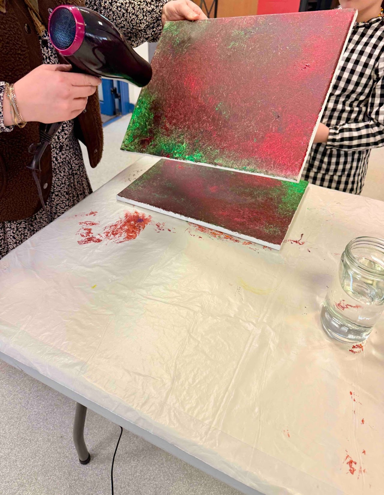 Pinceaux et couleurs pendant un atelier créatif