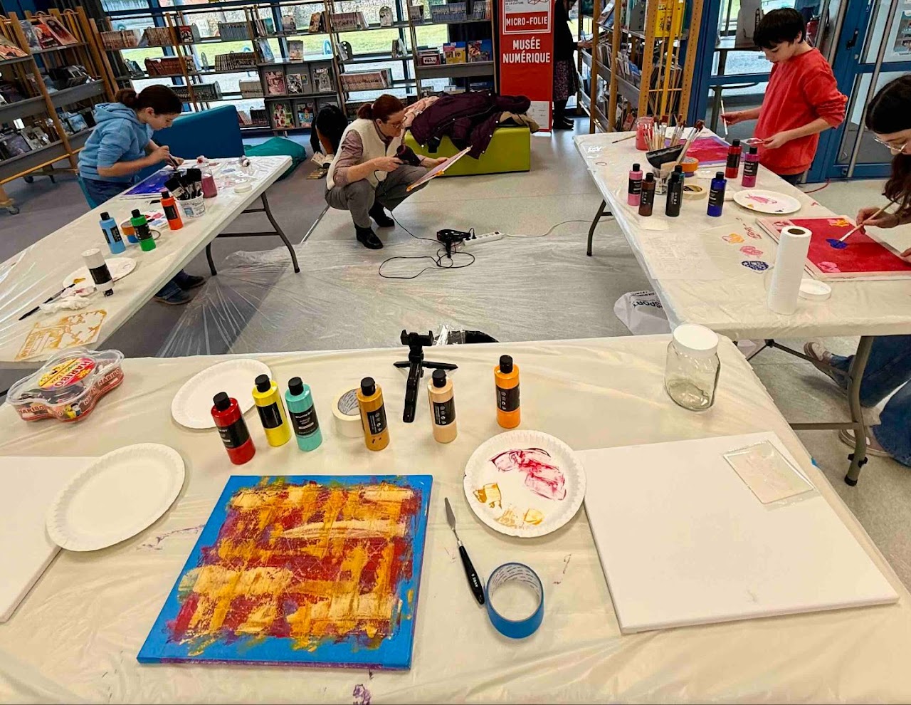 Moment convivial autour de la peinture